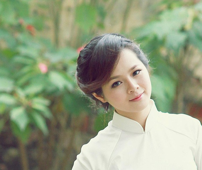 Trong tà áo dài truyền thống, Thanh Hoài hóa thân thành một phụ nữ Hà Nội cổ điển những năm 1970 và hoàn toàn chinh phục khán giả.